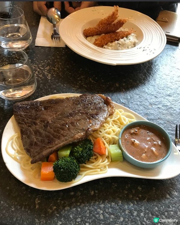 何文田地鐵站出口的西餐廳@Macaroni Desert B...