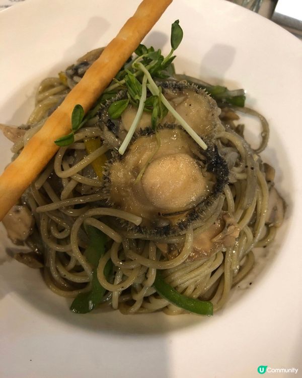 鮮鮑魚竹炭汁意粉