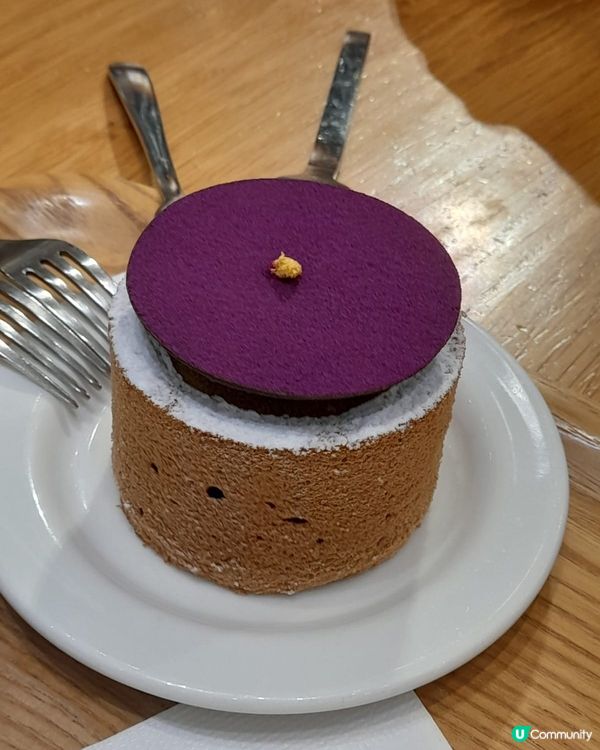 紫薯朱古力戚風蛋糕，外形好特別，面層係紫薯味朱古力，蛋糕好鬆...