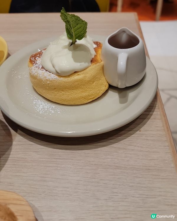 這間什麼時間去都要等位，主打食日式蛋料理，pancake 好...