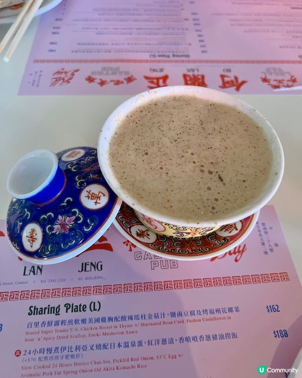 餐廳位於中環蘭桂坊的多國菜，好味食物。當中的酒的配搭十分有趣...