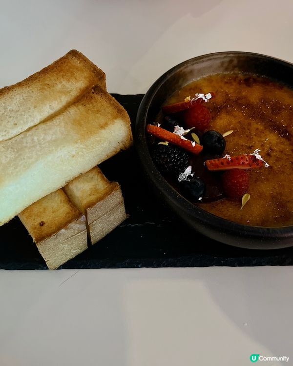 餐廳位於中環蘭桂坊的多國菜，好味食物。當中的酒的配搭十分有趣...