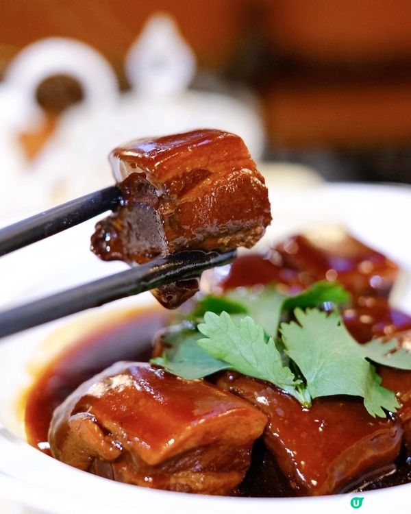 經過北角春柍街市，見到餐廳外面掛住一排排耀眼的燈飾，還以為是...