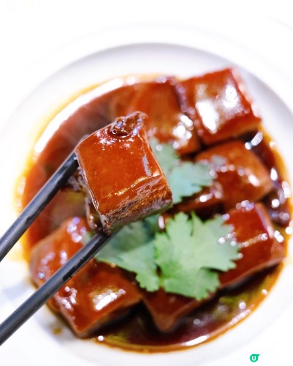 經過北角春柍街市，見到餐廳外面掛住一排排耀眼的燈飾，還以為是...