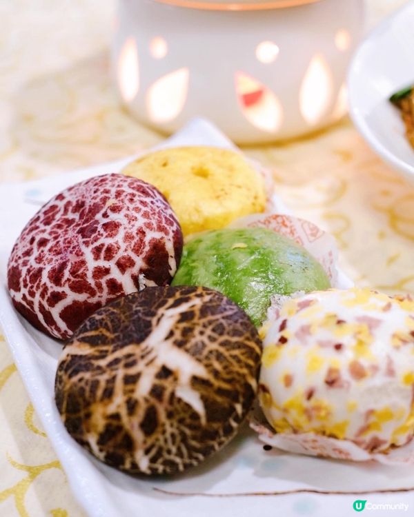 經過北角春柍街市，見到餐廳外面掛住一排排耀眼的燈飾，還以為是...