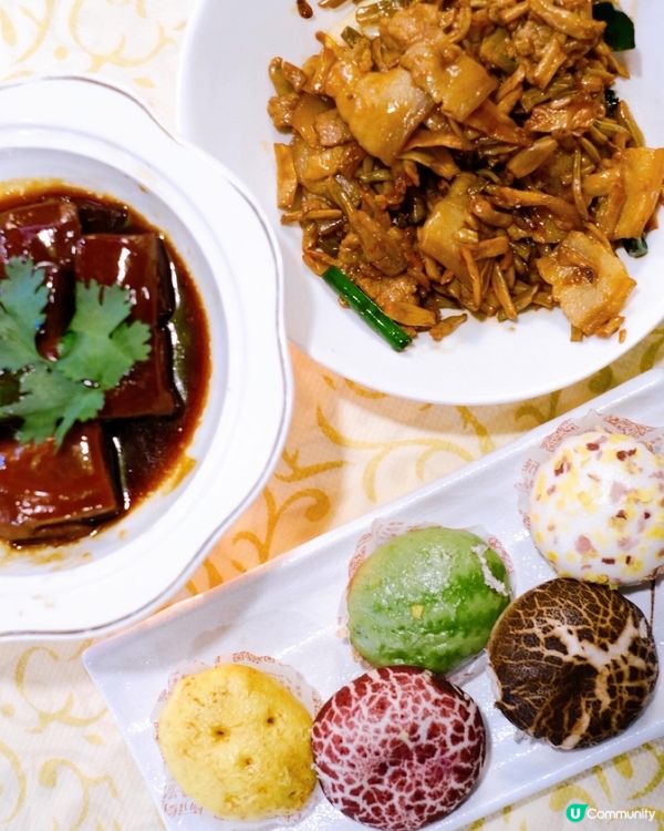 經過北角春柍街市，見到餐廳外面掛住一排排耀眼的燈飾，還以為是...