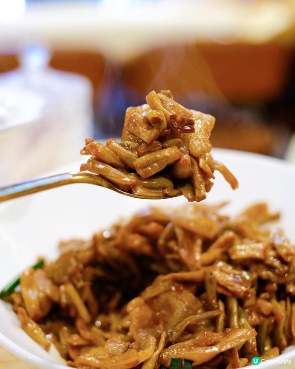 經過北角春柍街市，見到餐廳外面掛住一排排耀眼的燈飾，還以為是...