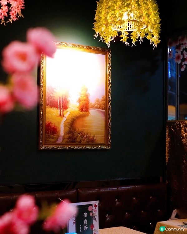 經過北角春柍街市，見到餐廳外面掛住一排排耀眼的燈飾，還以為是...