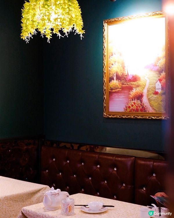 經過北角春柍街市，見到餐廳外面掛住一排排耀眼的燈飾，還以為是...