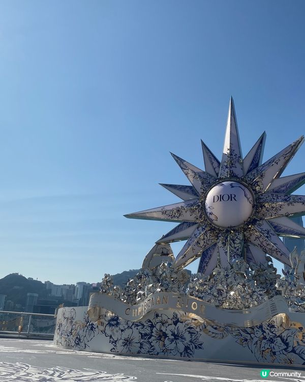 萬里晴空嘅藍天，配上Dior 嘅太陽聖誕裝置，與夜景時看到的...
