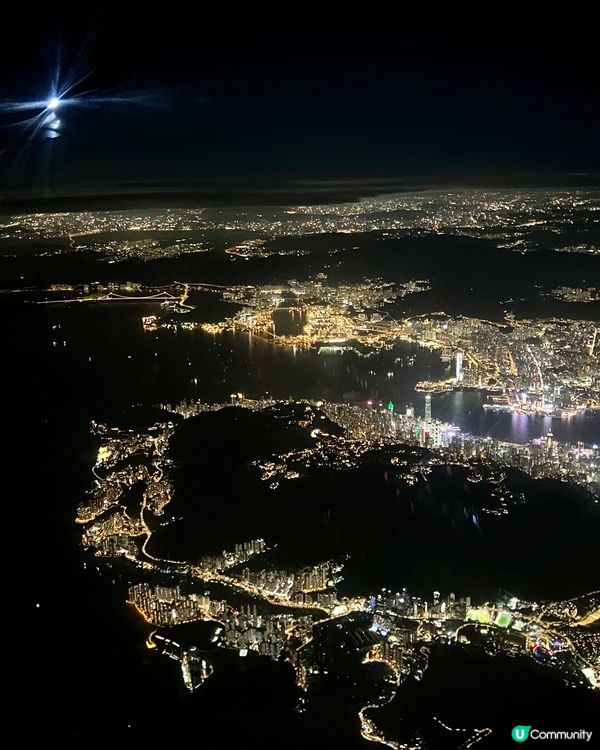 在晚上返香港飛機上空影返落維港兩旁夜景🌃真係非常之美麗，一定...