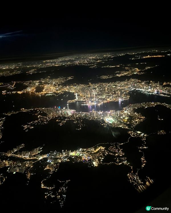 在晚上返香港飛機上空影返落維港兩旁夜景🌃真係非常之美麗，一定...