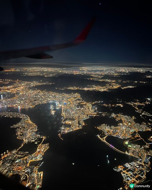 在晚上返香港飛機上空影返落維港兩旁夜景🌃真係非常之美麗，一定...