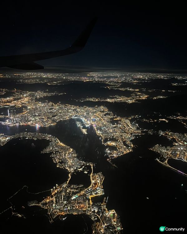 在晚上返香港飛機上空影返落維港兩旁夜景🌃真係非常之美麗，一定...