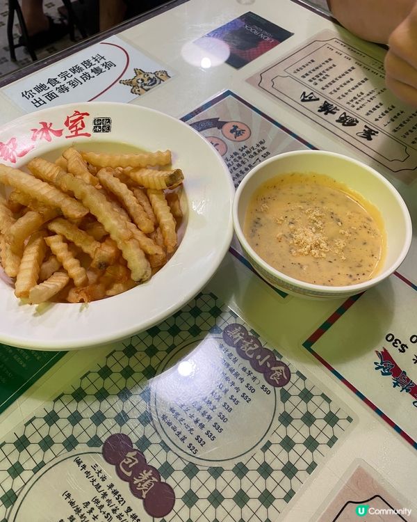 芝士黑松露薯條🍟芝士汁配黑松露醬味道香濃，味道幾特別👍