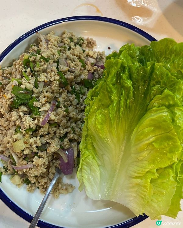 又食生菜包豬肉，炒得勁入味，又夠辣喎，食泰國菜點少得生菜包👍...