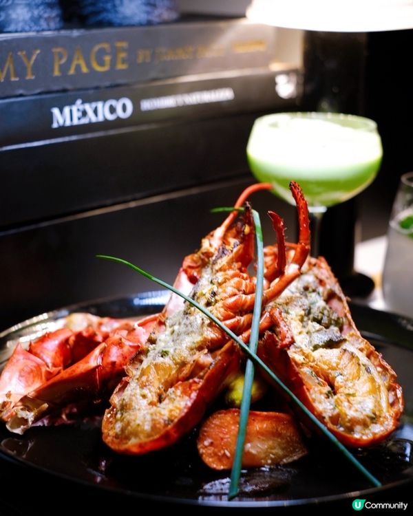 樓下型格酒吧，樓上就是法國菜餐廳，店內裝修好有情調🥰  還有...