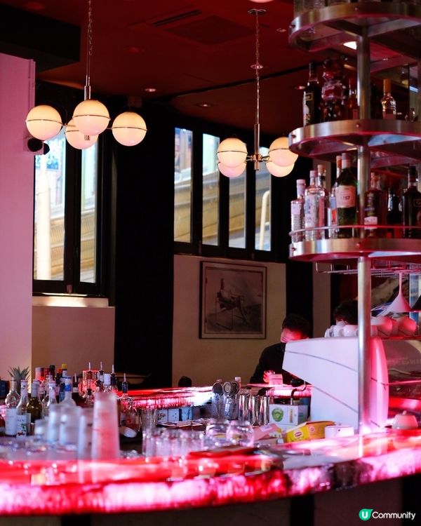 樓下型格酒吧，樓上就是法國菜餐廳，店內裝修好有情調🥰  還有...