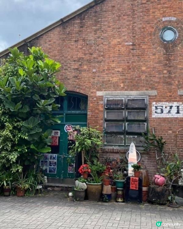 牛棚藝術村非常適合打卡，建築物以紅磚屋為主，再配以綠油油嘅植...