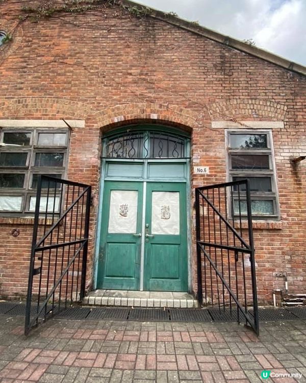 牛棚藝術村非常適合打卡，建築物以紅磚屋為主，再配以綠油油嘅植...