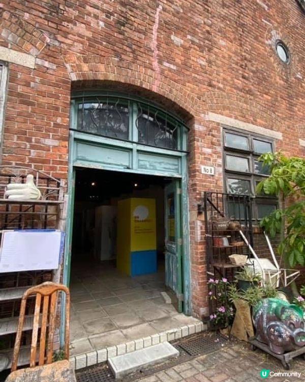 牛棚藝術村非常適合打卡，建築物以紅磚屋為主，再配以綠油油嘅植...