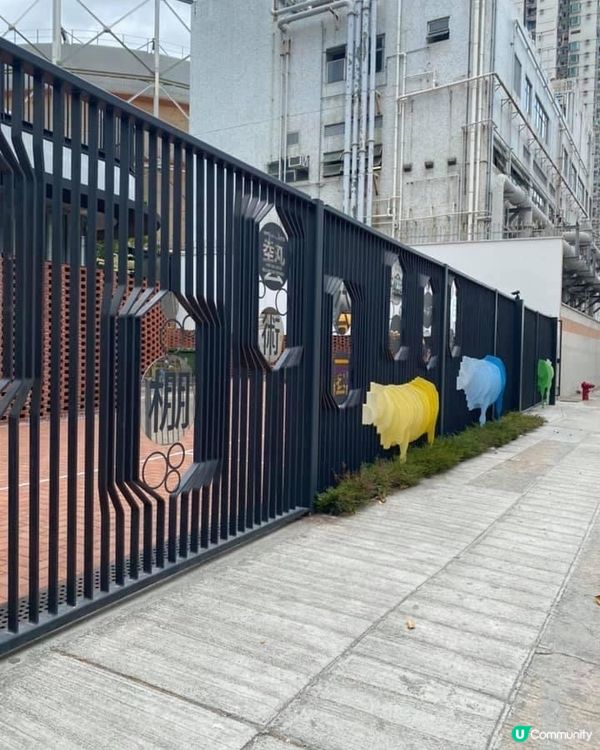 牛棚藝術村非常適合打卡，建築物以紅磚屋為主，再配以綠油油嘅植...