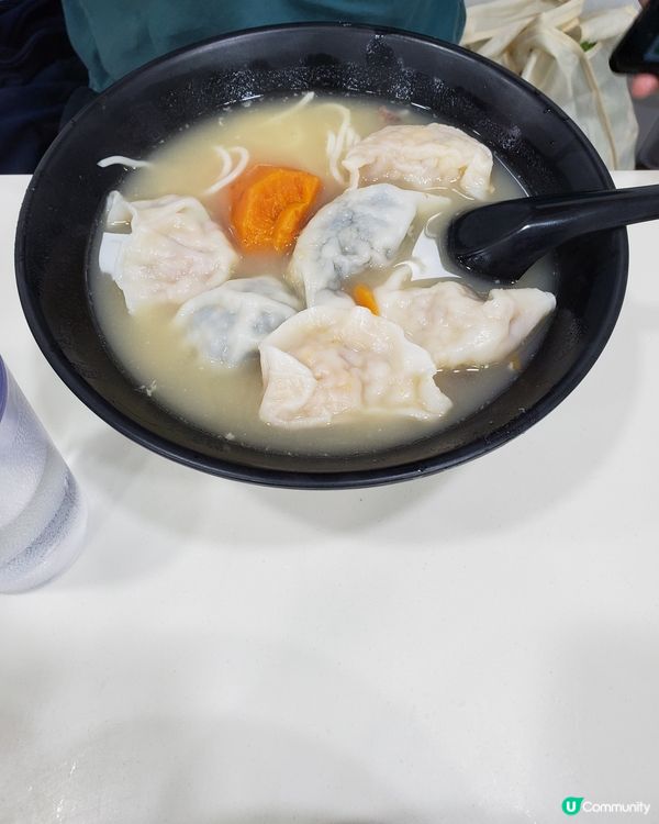 這裡的餃子十分大隻抵食，而且很美味。如果選擇湯餃，還會配上淮...