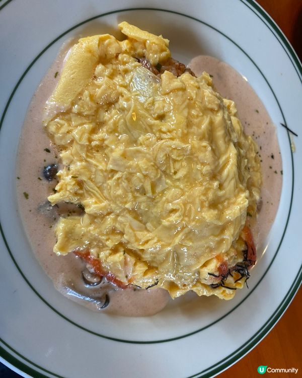 呢個明太子奶醬蛋包飯真係好食，啲蛋好滑，用刀輕輕一界就漏出黎...