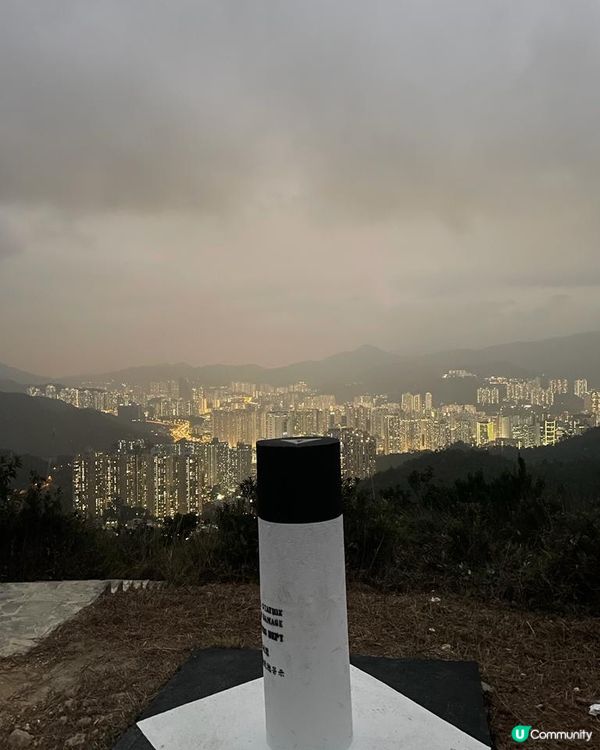 夜遊飛鵝山，天氣好專程揸車🚗上山欣賞香港咁美麗嘅夜景🌃好美呀...