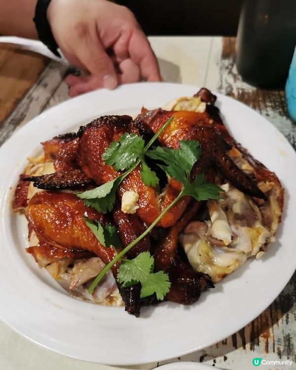 燒乳鴿，乳鴿有一種很獨特的味道，特別是那燒香了的乳鴿皮實在很...