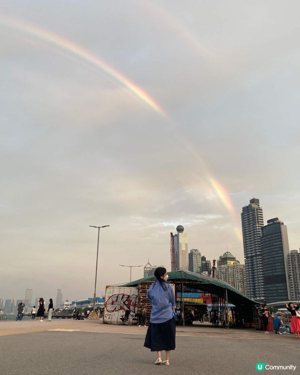 西環碼頭真的能拍出滿滿電影感的照片，這次還有一條彩虹在天空上...