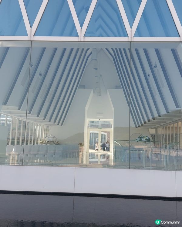 純白色三角形玻璃教堂，真係好靚。