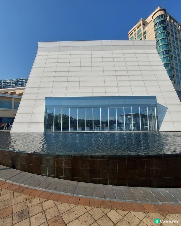 純白色三角形玻璃教堂，真係好靚。