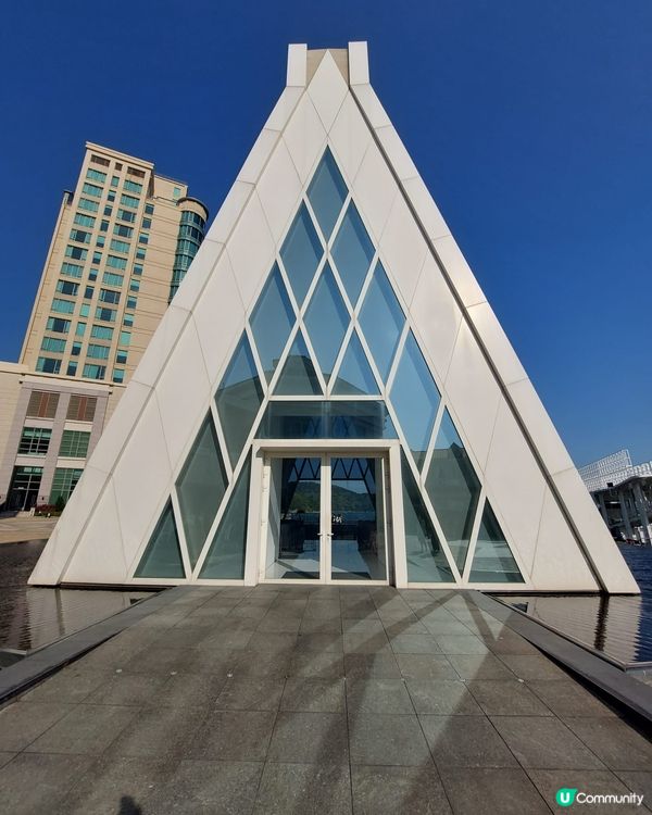 純白色三角形玻璃教堂，真係好靚。