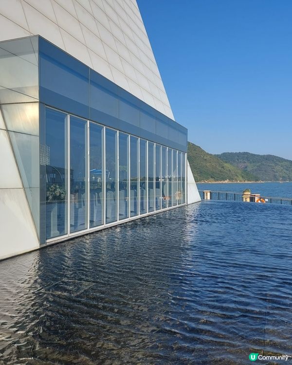 純白色三角形玻璃教堂，真係好靚。