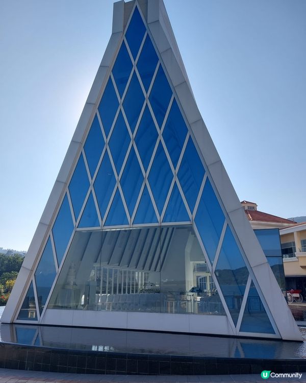 純白色三角形玻璃教堂，真係好靚。