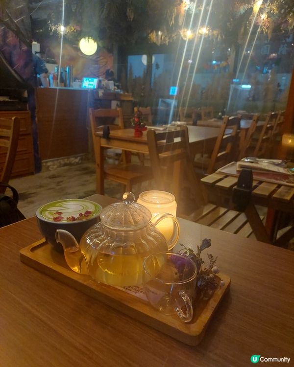 其實間餐廳幾細。主食叫左帆立貝海脆扁意粉，醬汁濃郁，甜甜地，...
