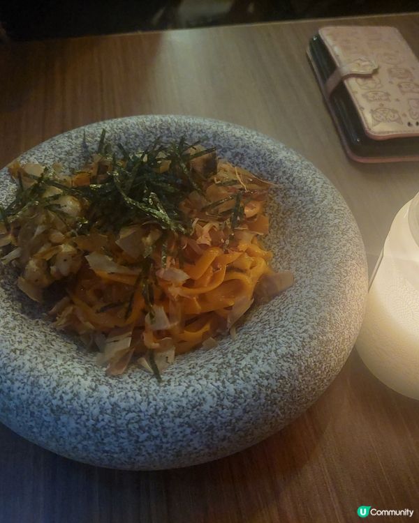 其實間餐廳幾細。主食叫左帆立貝海脆扁意粉，醬汁濃郁，甜甜地，...