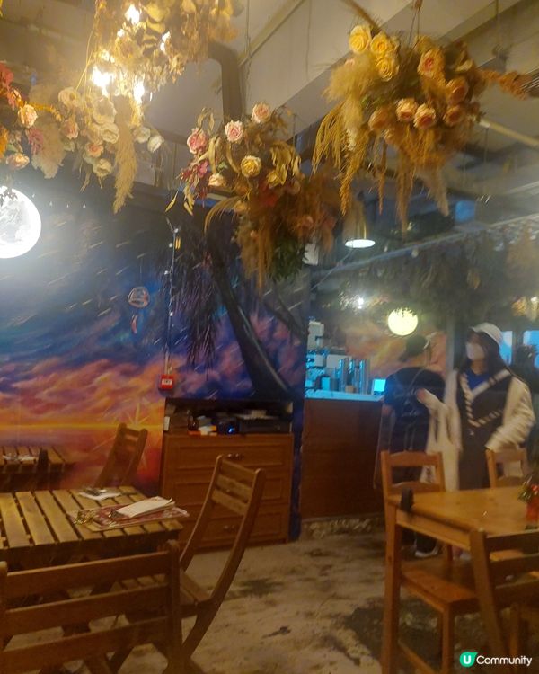 其實間餐廳幾細。主食叫左帆立貝海脆扁意粉，醬汁濃郁，甜甜地，...