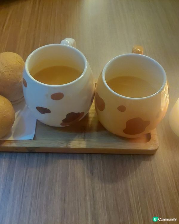 其實間餐廳幾細。主食叫左帆立貝海脆扁意粉，醬汁濃郁，甜甜地，...