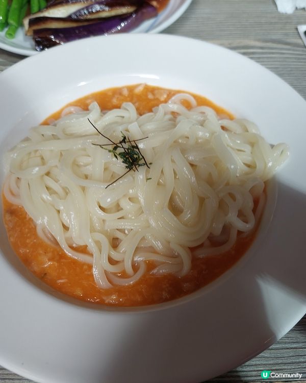 去呢間係想試佢熱門既蟹肉蟹黃油手打烏冬 😋 一望就係成碟蟹黃...