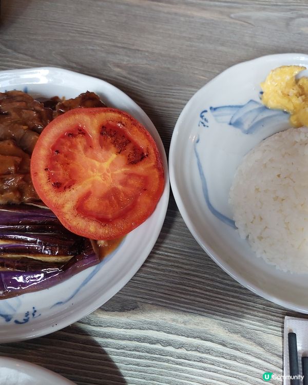 去呢間係想試佢熱門既蟹肉蟹黃油手打烏冬 😋 一望就係成碟蟹黃...