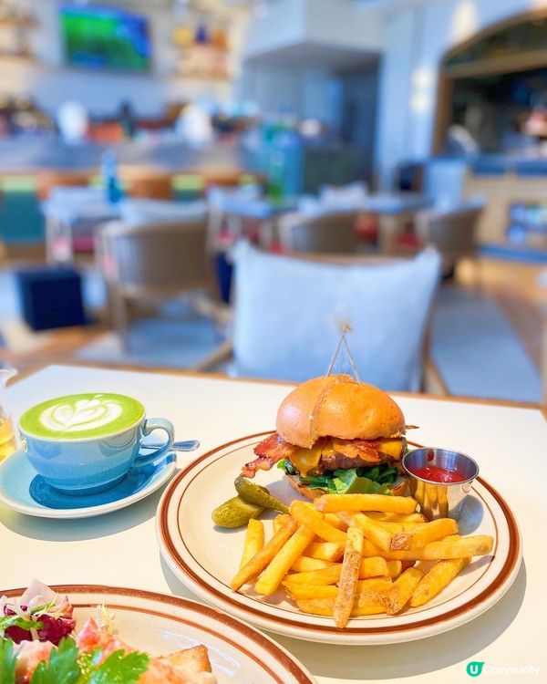 放假去咗西貢行吓，市中心有市集，好多人買海鮮、放風箏，行完去...