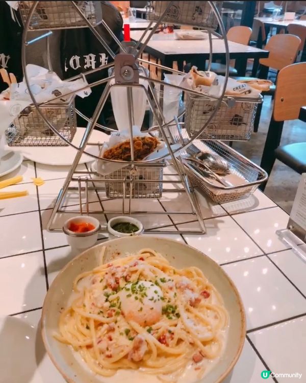 摩天輪下的卡邦尼意粉🍝😂加入溫泉蛋，每一條都掛上醬汁，超正🤤...