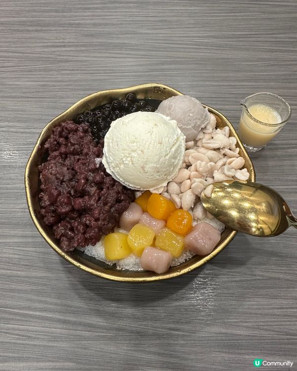 在冷風和微雨交織的夜晚吃冰淇淋牛奶冰 別有一番風味