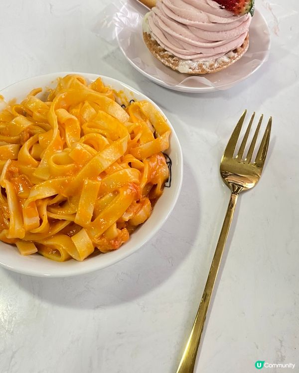 蟹肉闊條麵配又靚又好食既士多啤梨撻