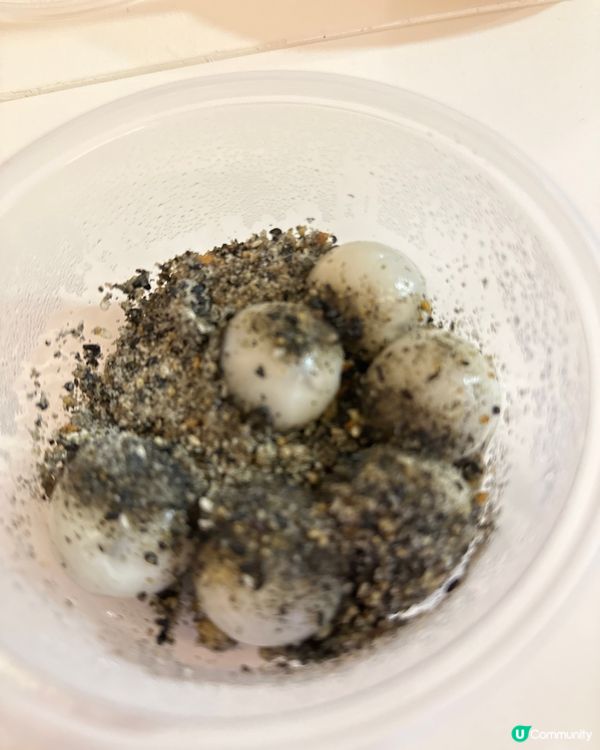 中式甜品裏面都幾鍾意食糖不甩，裏面有芝麻同花生嘅香味，甜甜地...