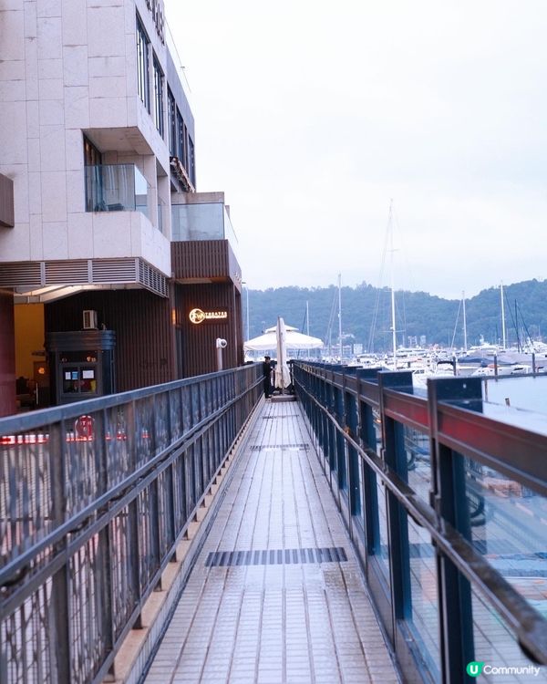 一邊欣賞迷人海景，聽住海浪拍岸聲🌊，一邊品味高質廚師發辦 🥢...