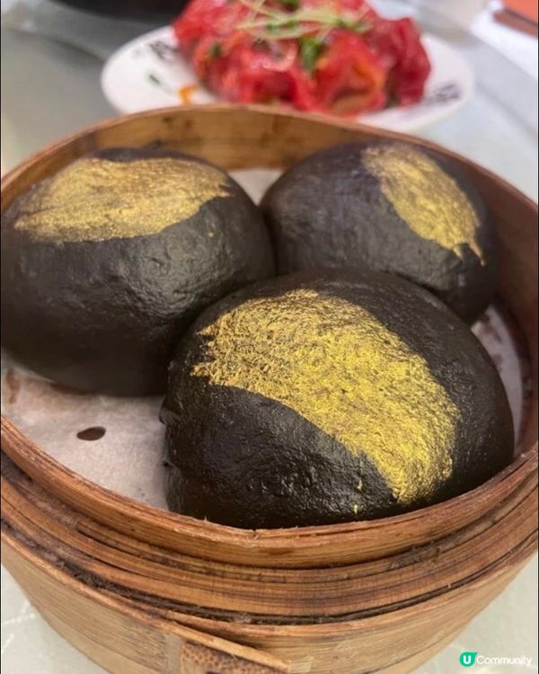 竹炭黑金流沙包，賣相都不錯👍🏻