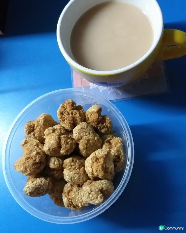 蛋散和笑口棗都是我喜愛的賀年食品，蛋散來自長洲，笑口棗在小西...